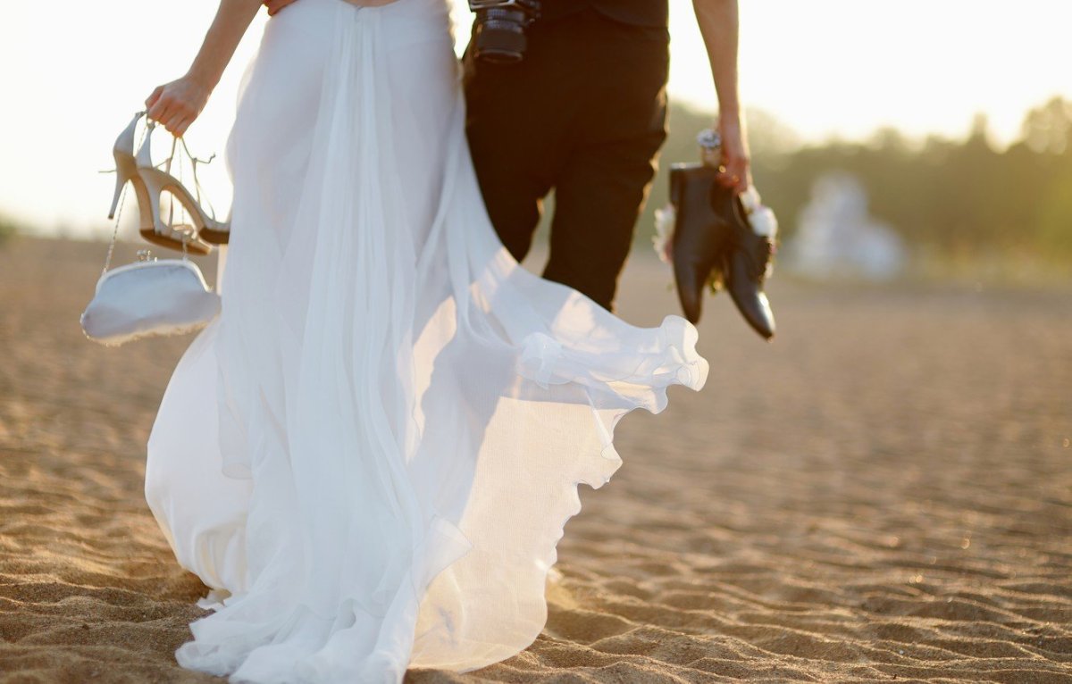 Жених и невеста со спины