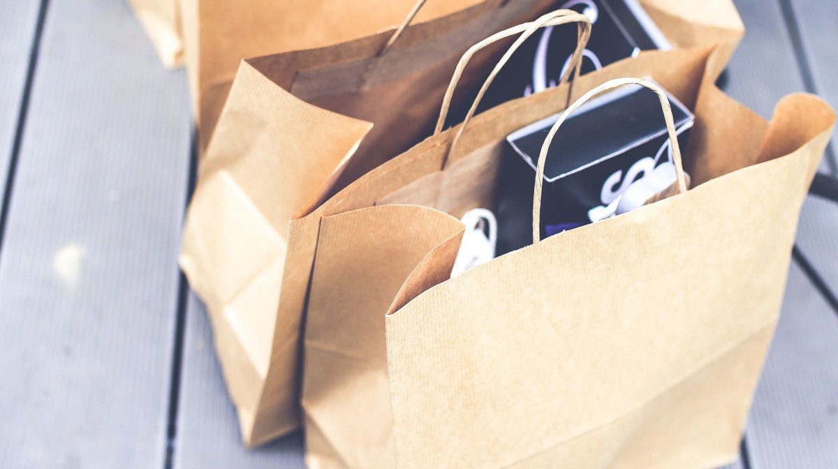 Бумажный пакет в руках