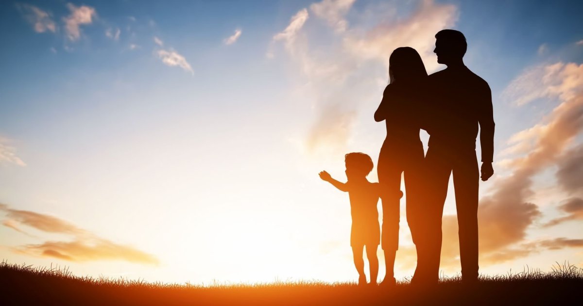 Семья на фоне неба