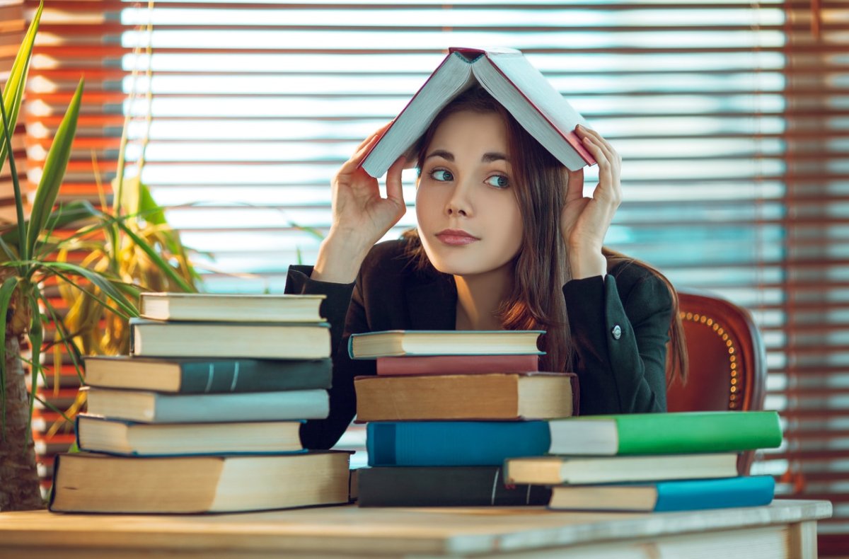 Девушка за учебой