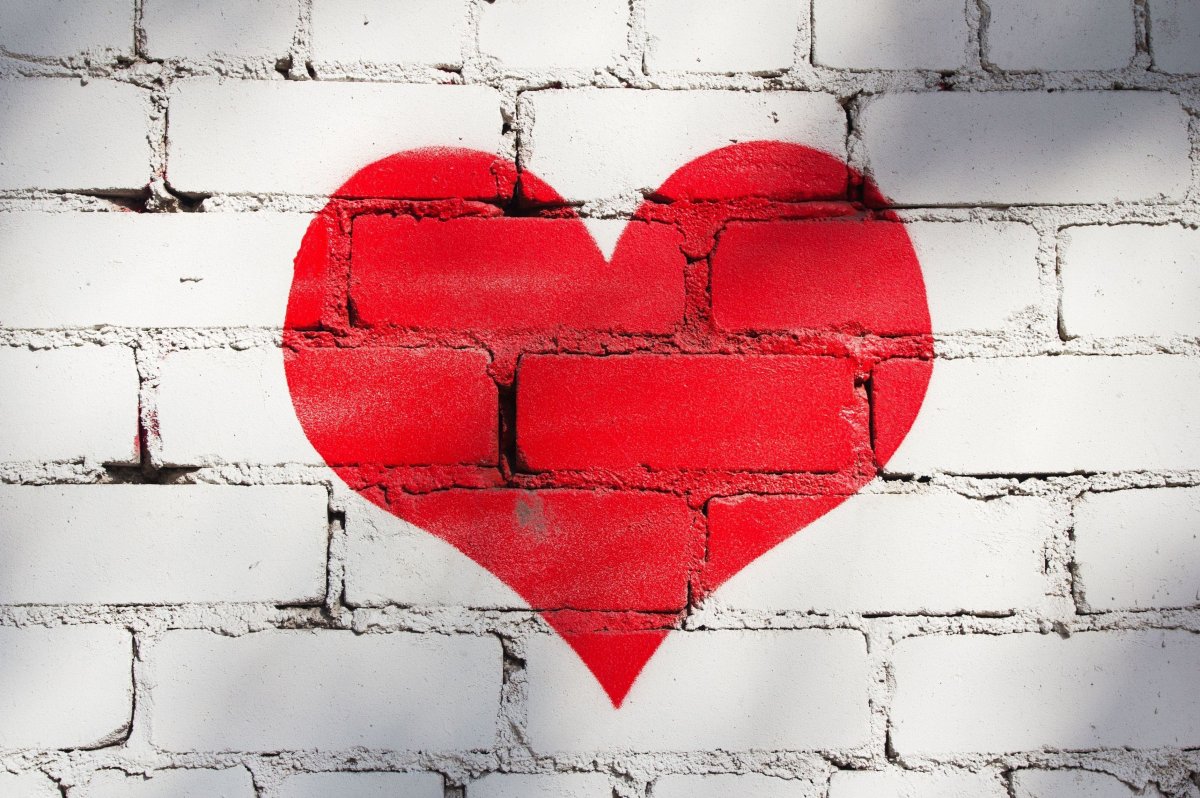 Сердце на кирпичной стене