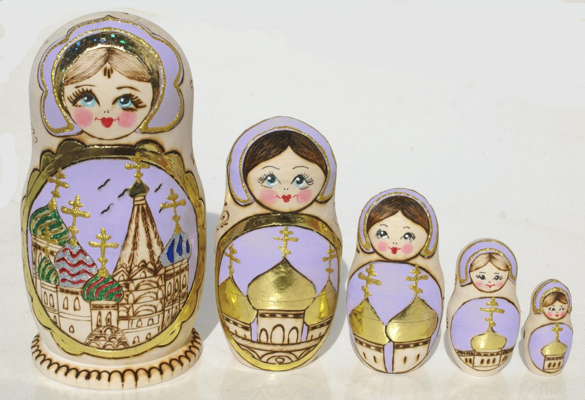 Матрешка с короной