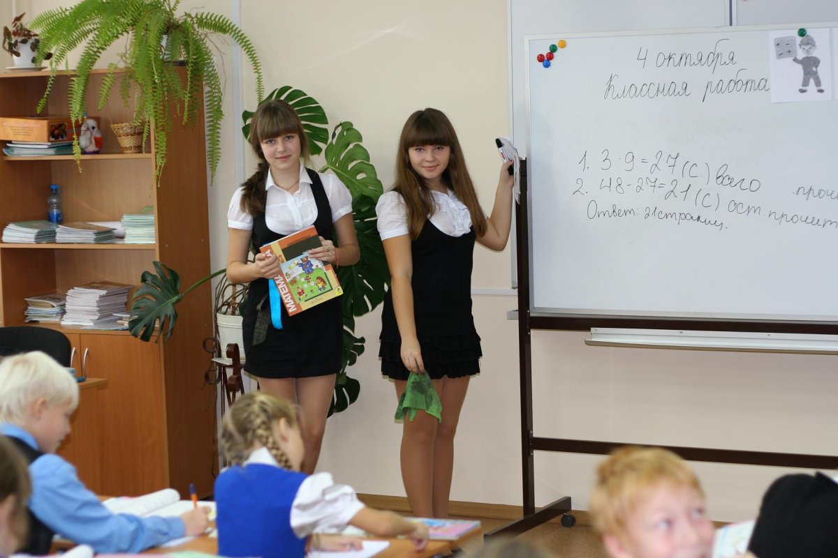 С днем учителя старшеклассники