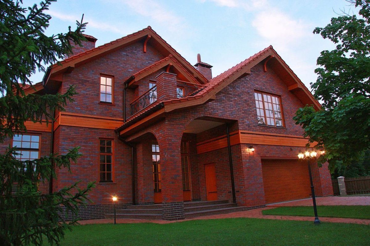 Особняк из красного кирпича