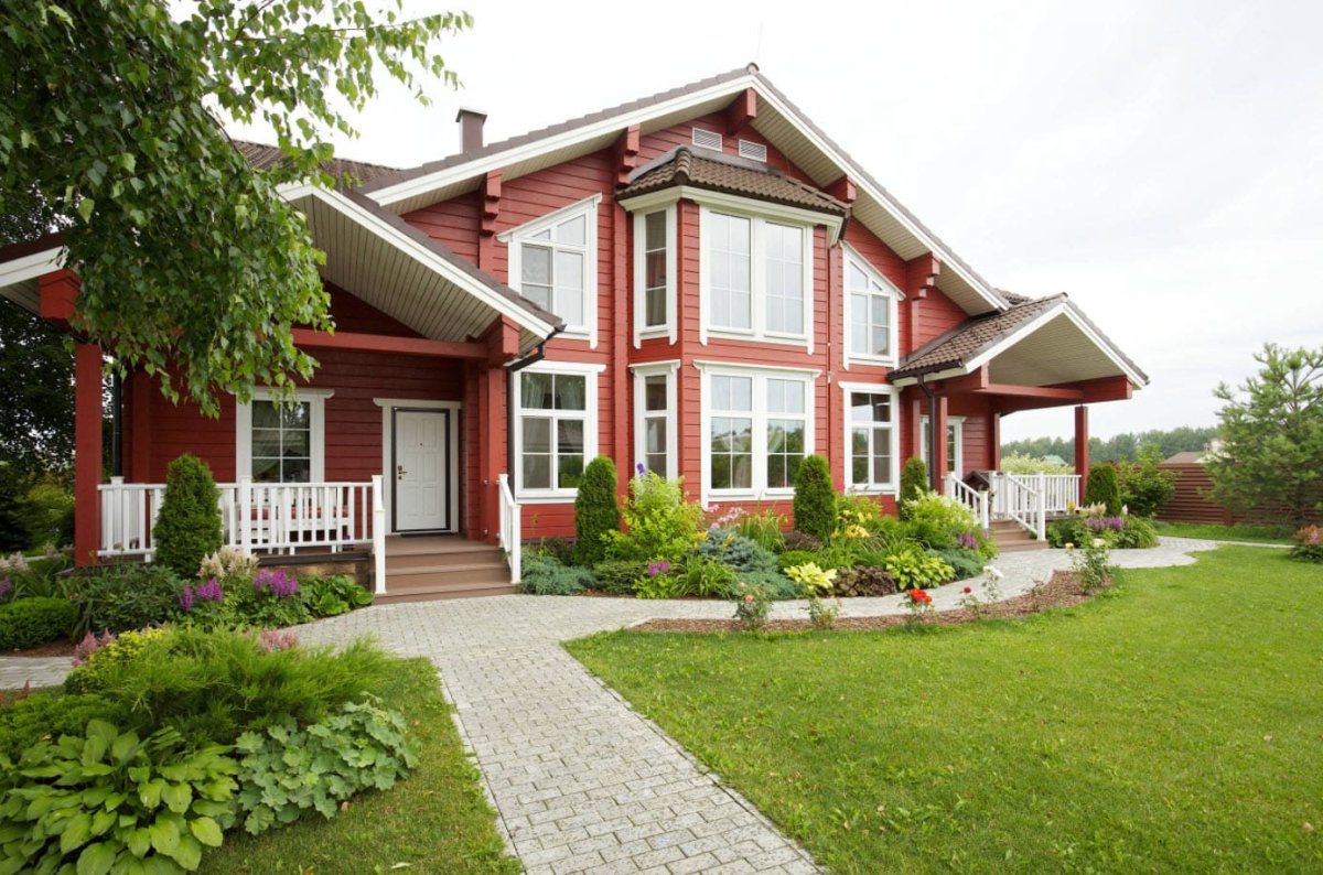 Красный дом с белыми окнами