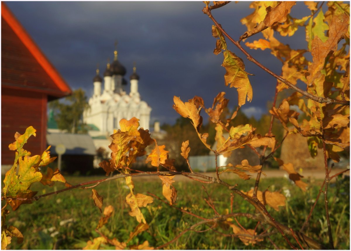 Православный храм утром осенью
