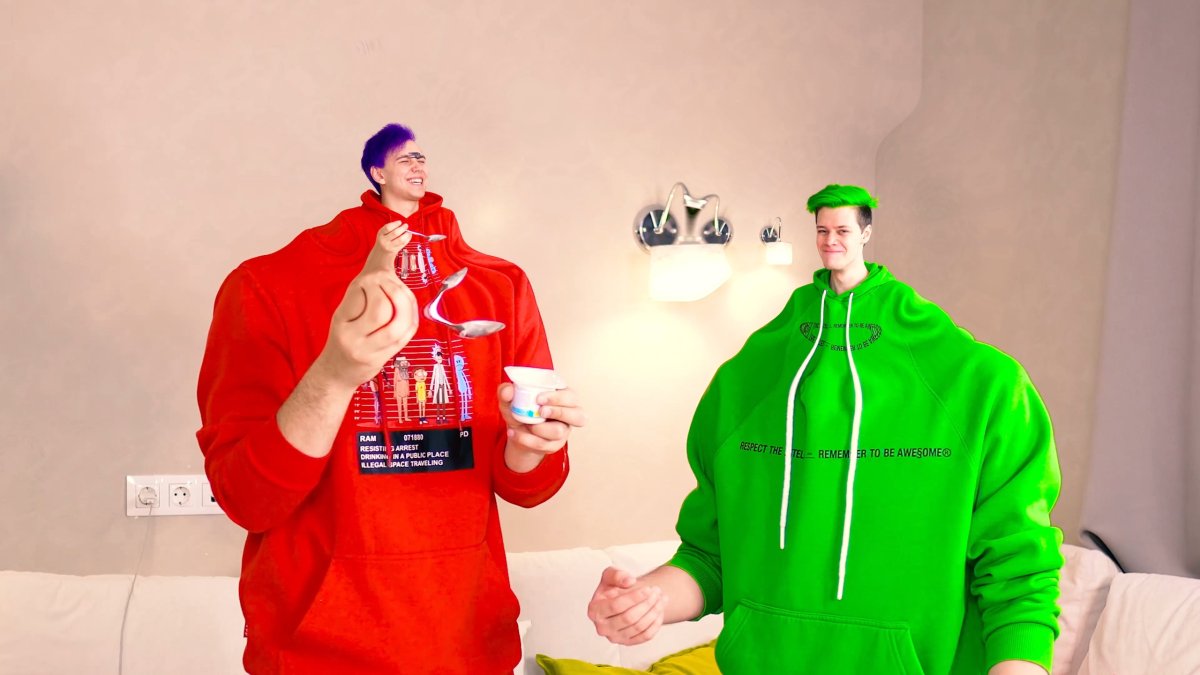 Пушистый волк Женя блоггер