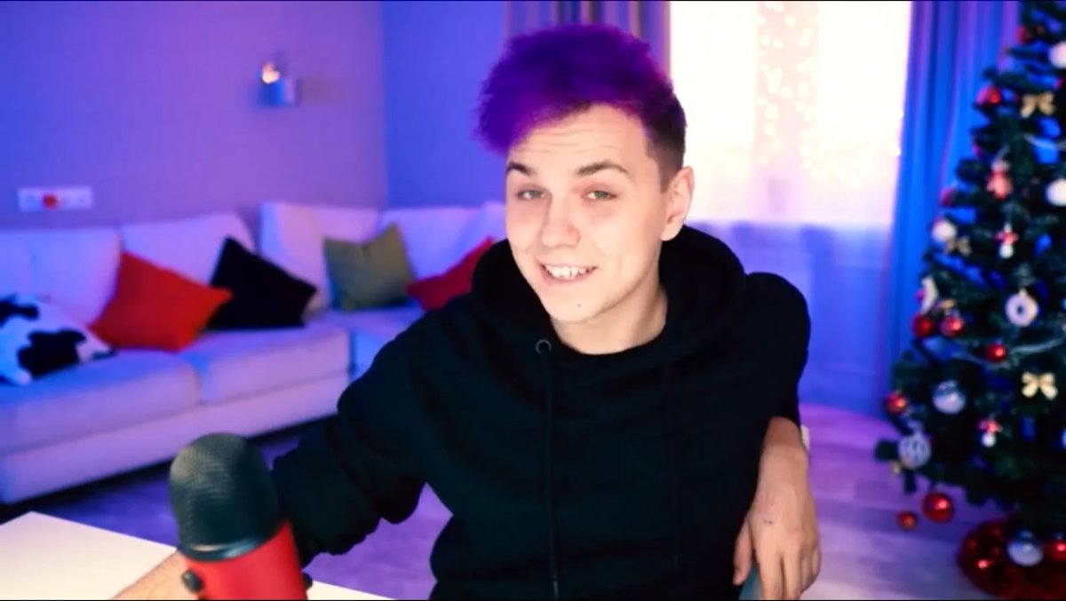 Антон Миллс Кел фиолетовые волосы