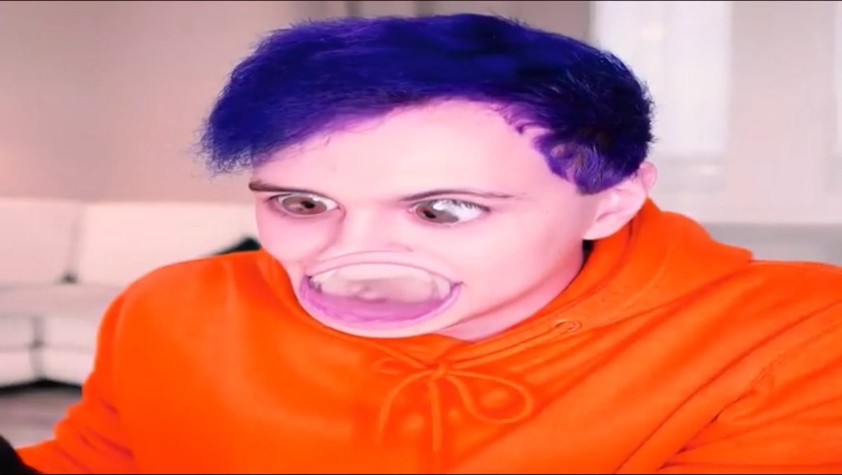 Антон Миллс Кел фиолетовые волосы