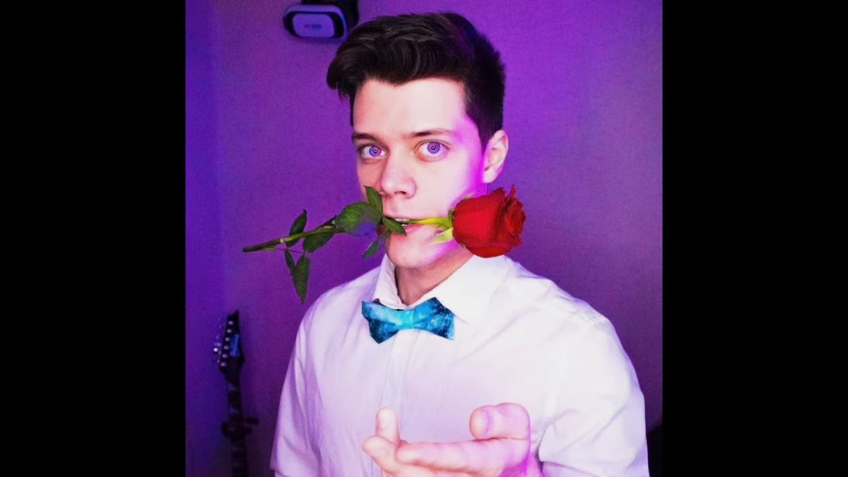 Пушистый волк Женя блоггер