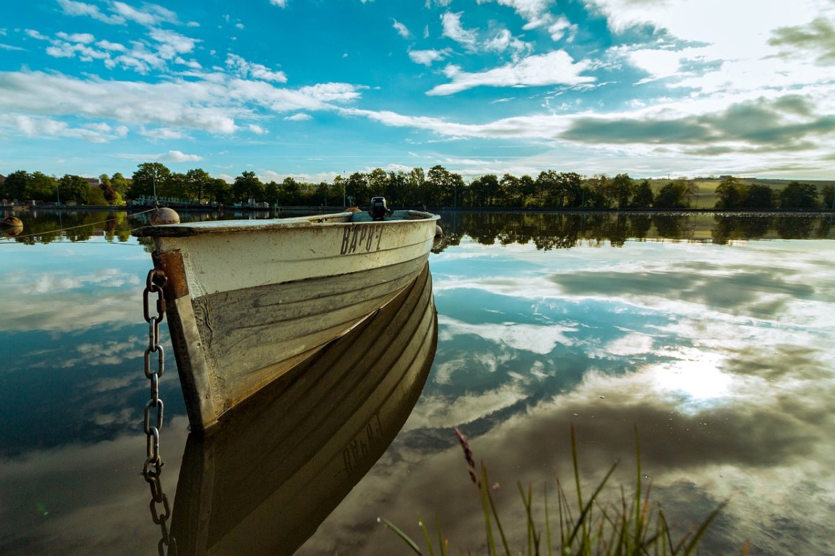 Лодка на речке