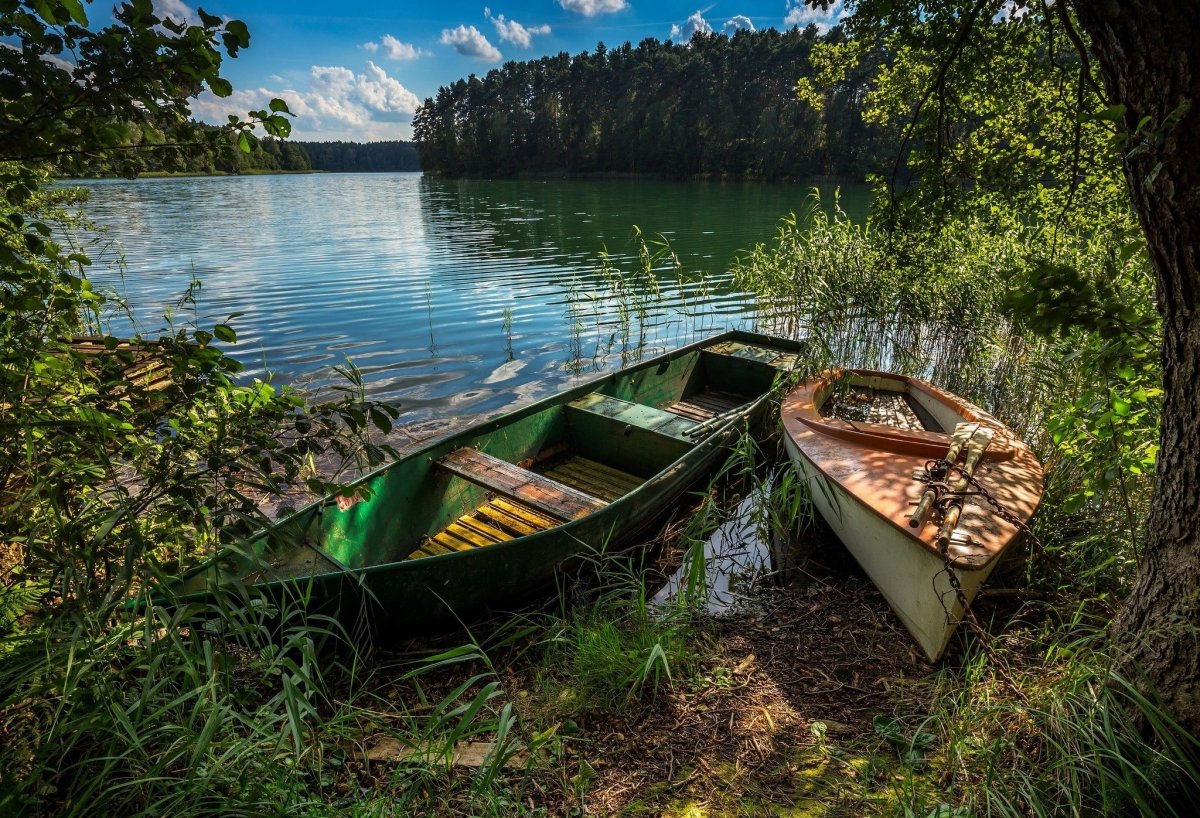 Природа с рекой и лодкой