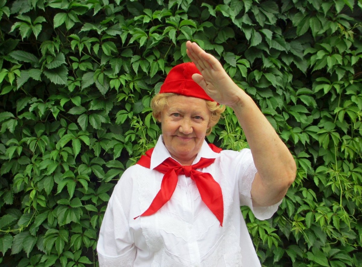 Пионерский галстук на белом фоне