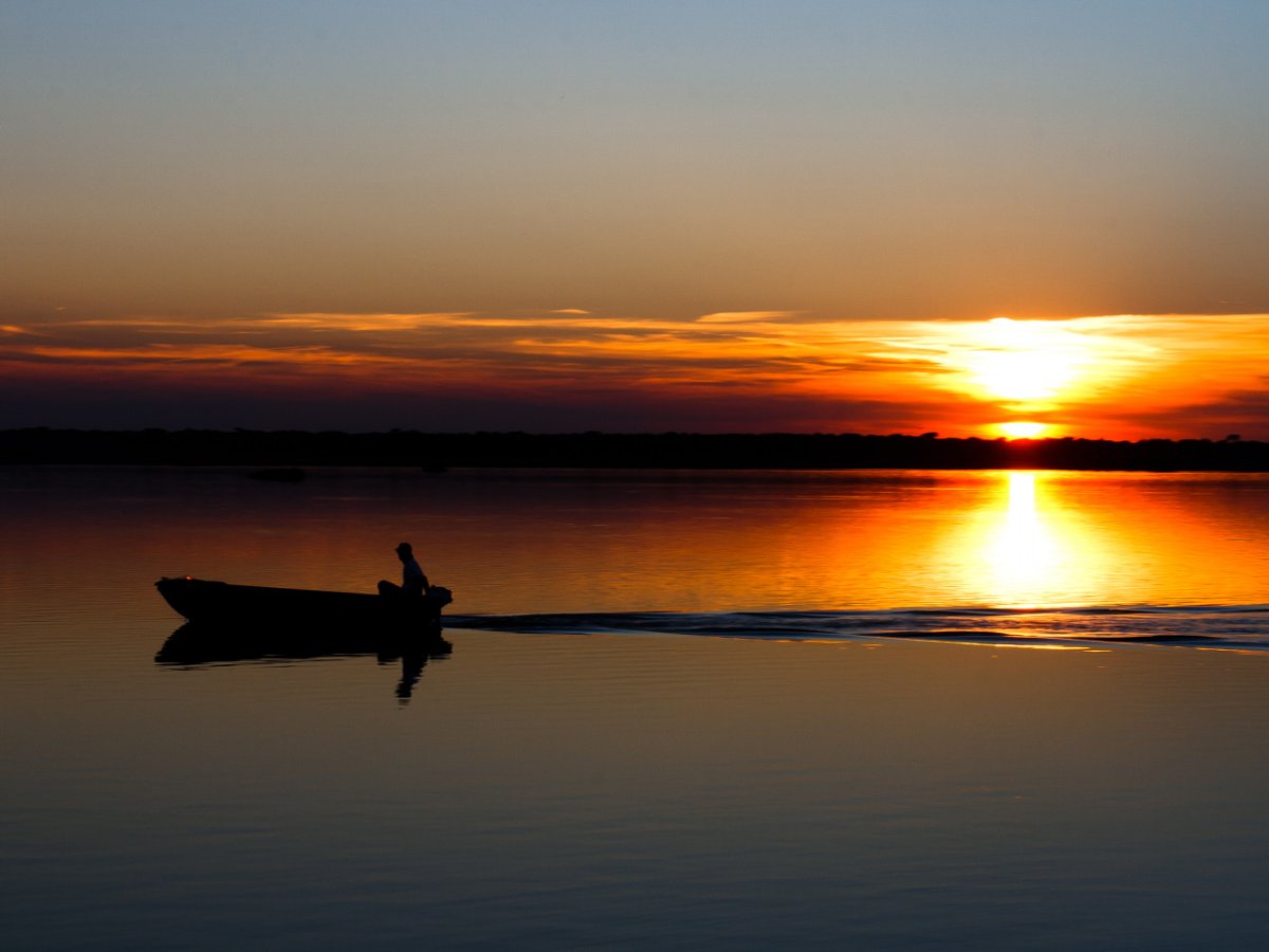 Лодка на фоне заката