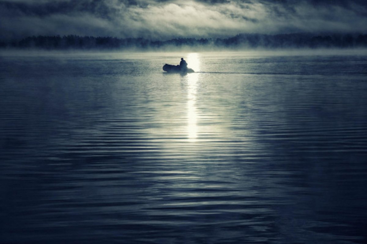 Одинокая лодка в озере