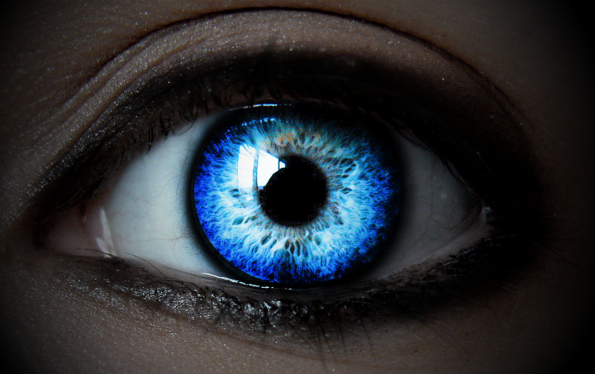 Ярко голубые глаза