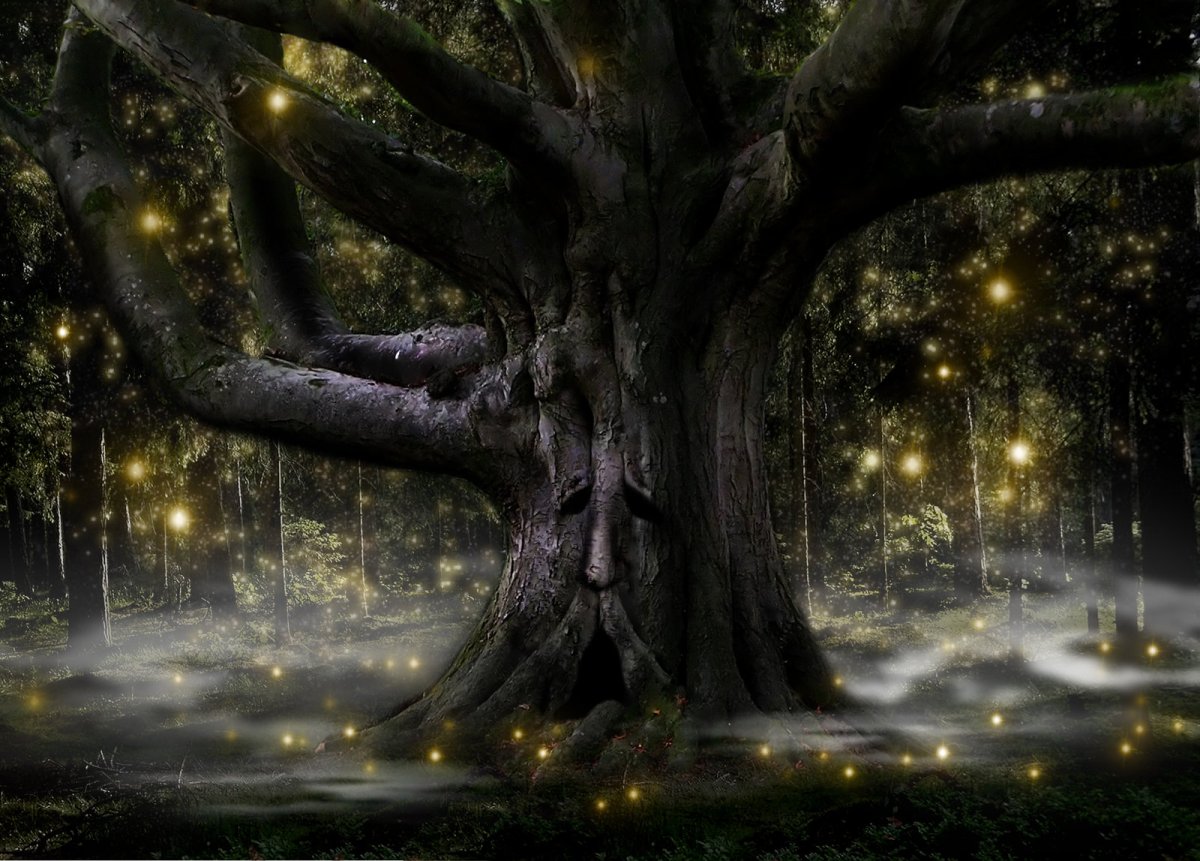 Сказочное дерево с огнями