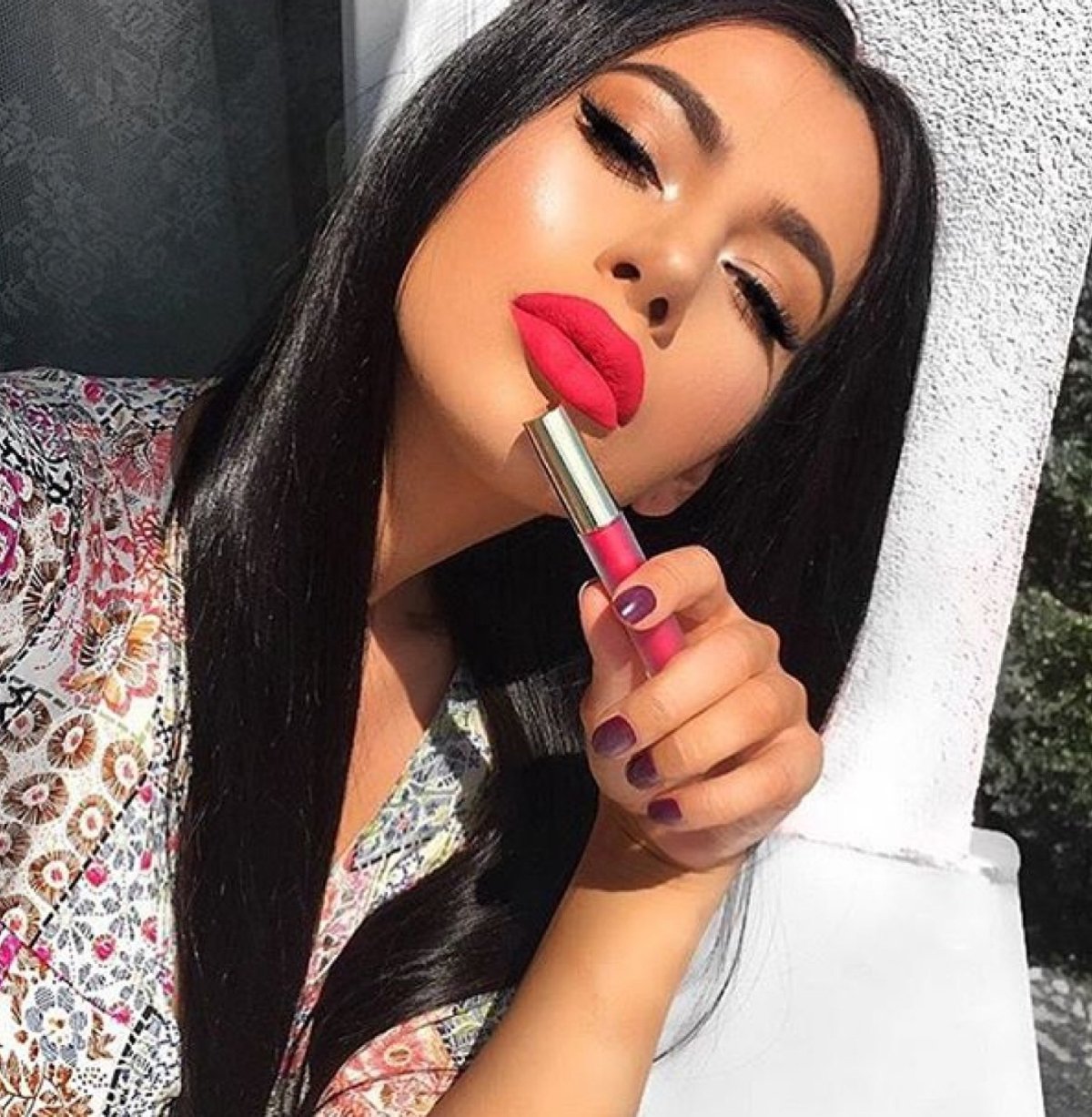 Розовая матовая помада для брюнеток