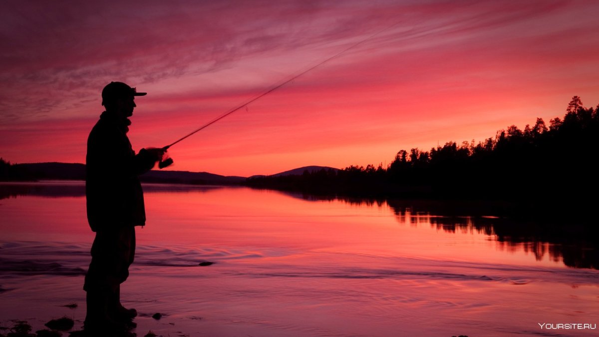 Спиннингист на закате