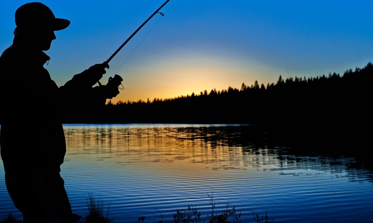 Рыбак с удочкой и рыбой