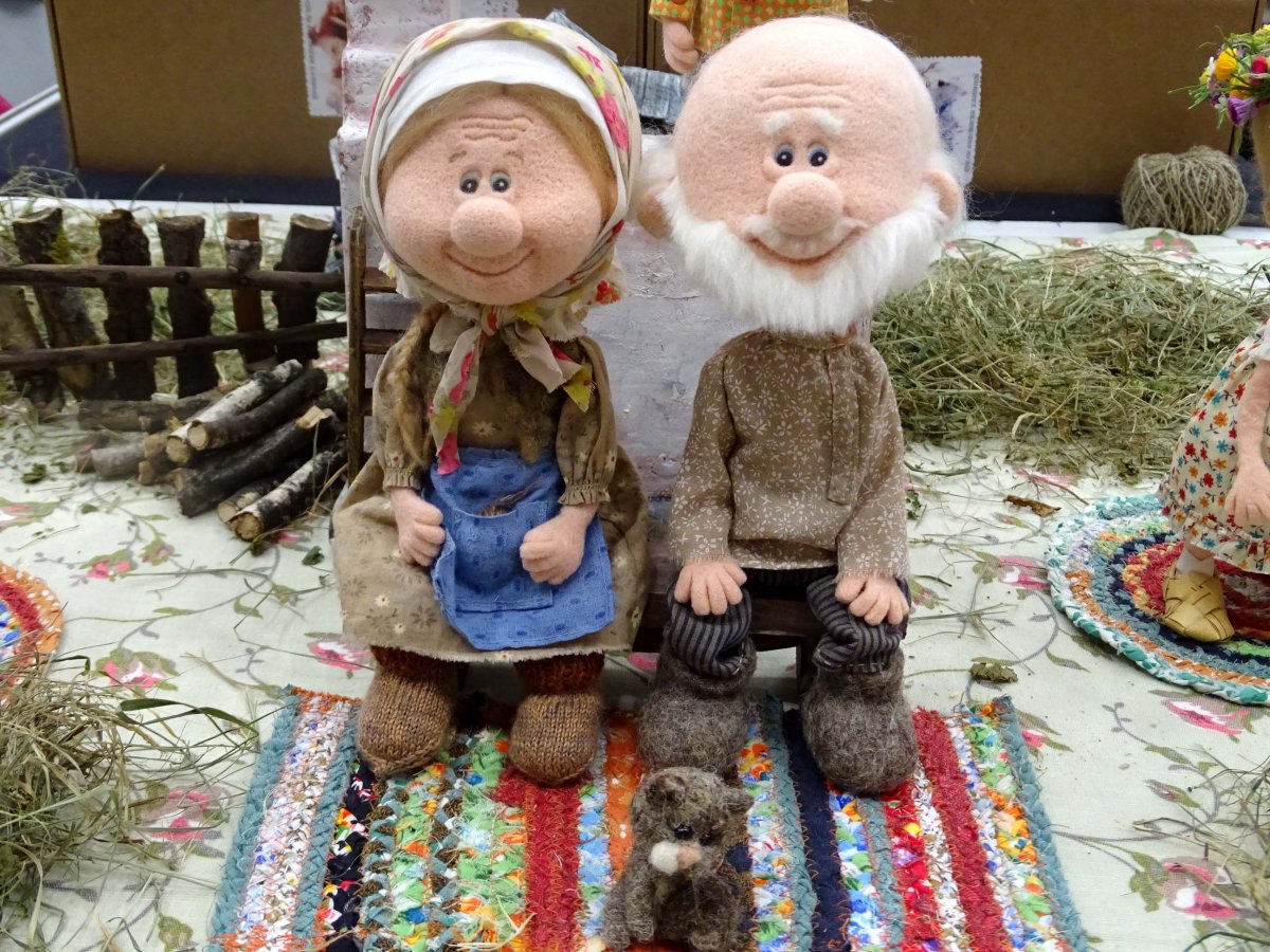 Бабушка рядышком с дедушкой