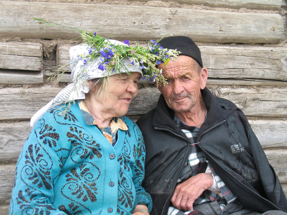 Бабушка рядышком с дедушкой