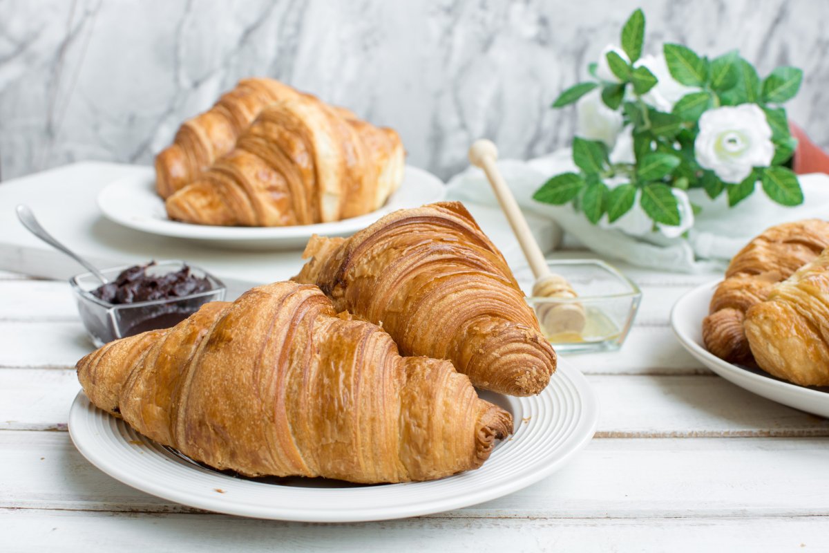Круассан на тарелке