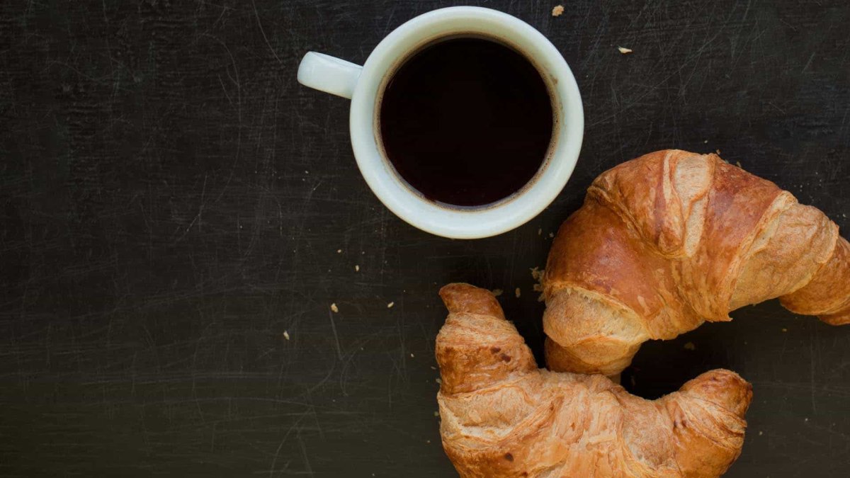 Кофе и круассан