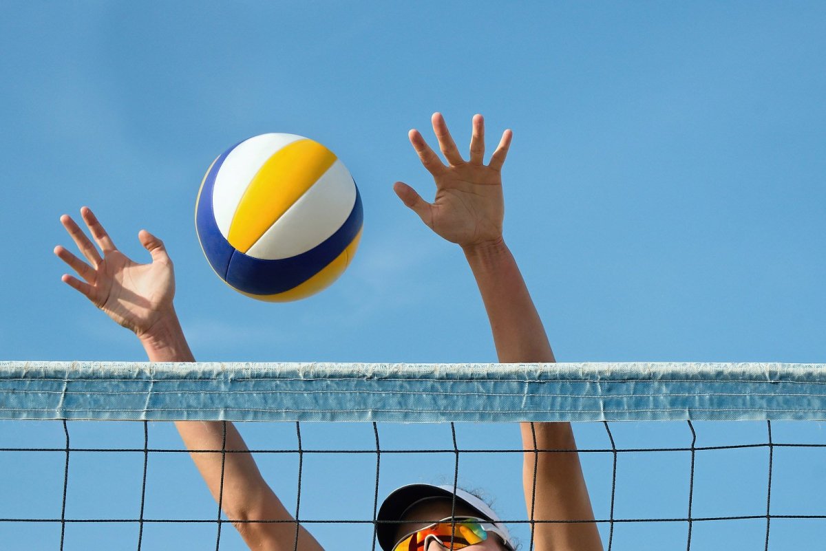 Волейбол на белом фоне нарисованный