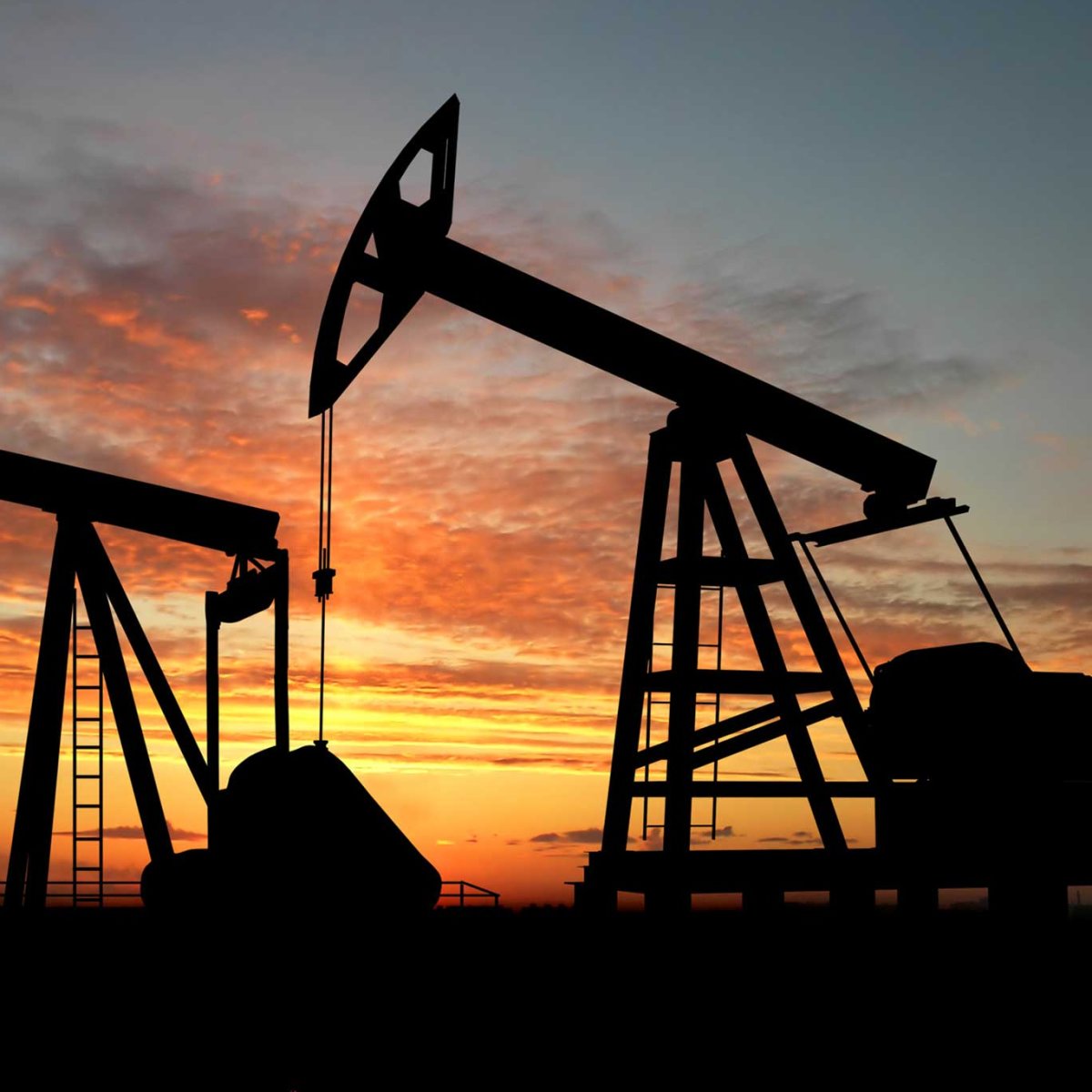 Нефтяная вышка на белом фоне