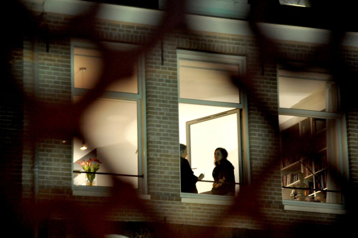 Мужчина у зимнего окна