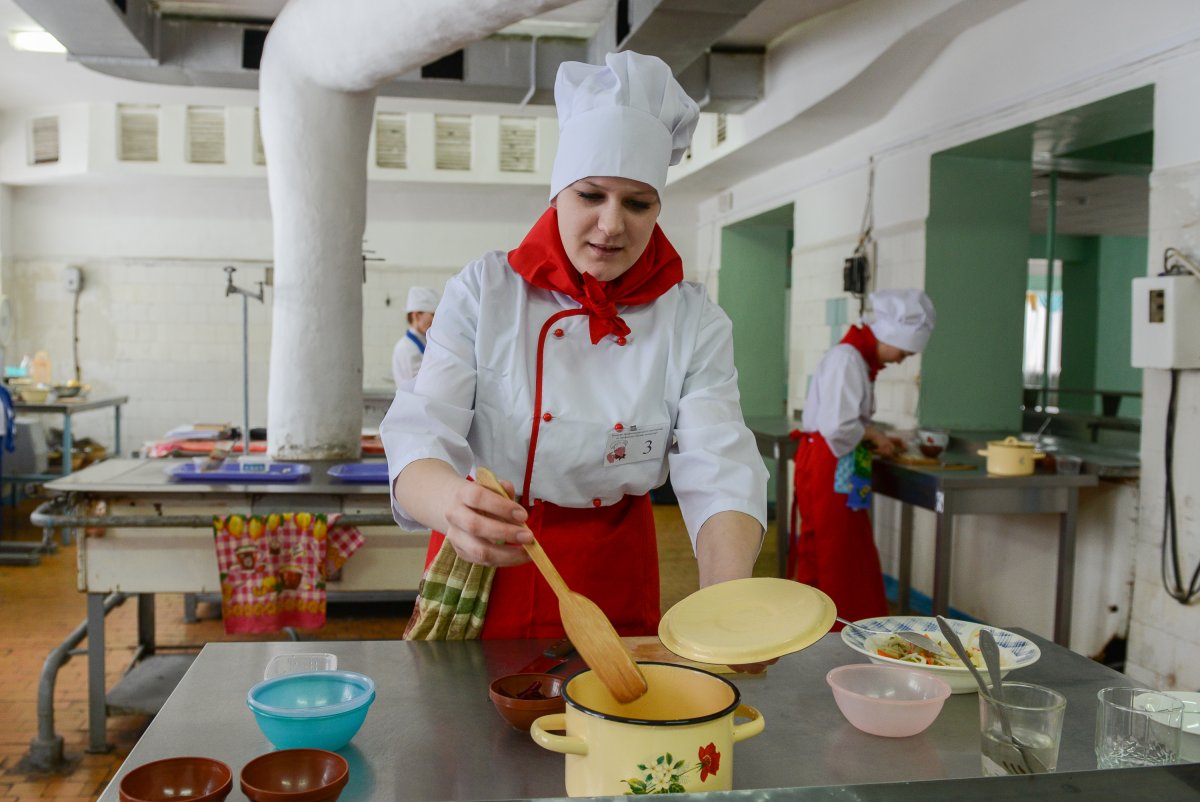 Раскрась по образцу профессии