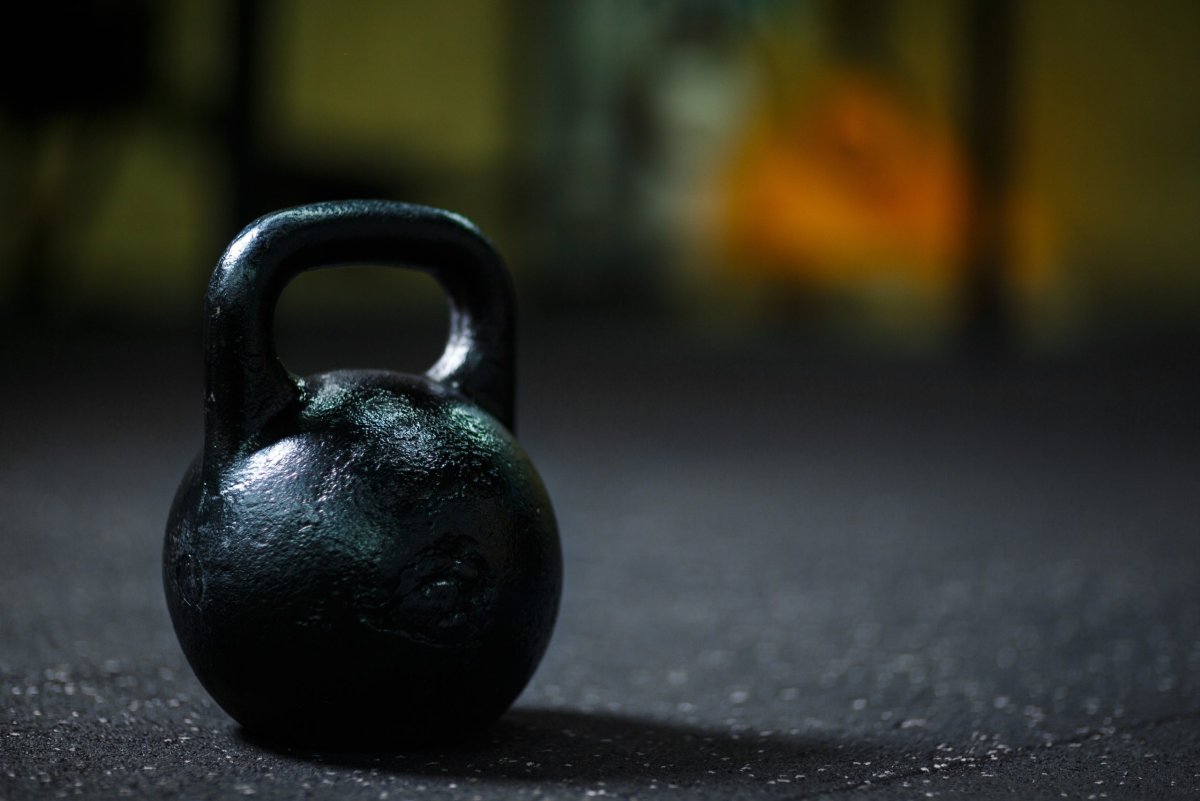 Гиря на полу