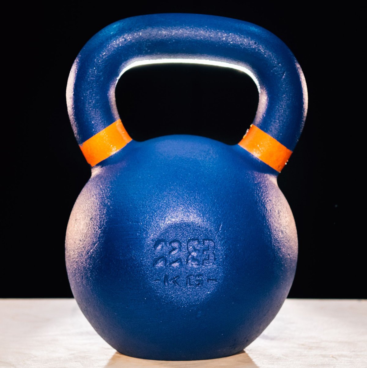 Гиря в ящике на белом фоне