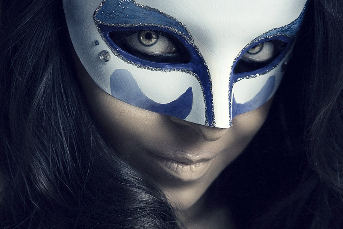 Девушка в маске