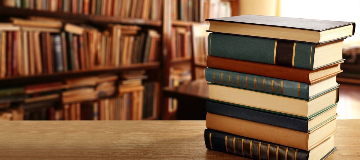 Стопка книг в библиотеке