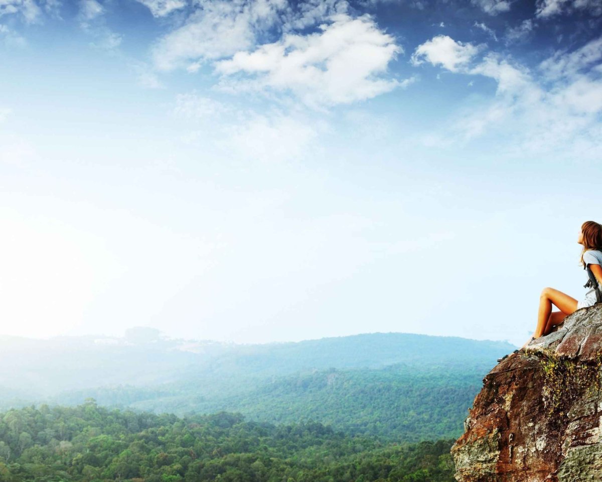 Девушка на вершине горы