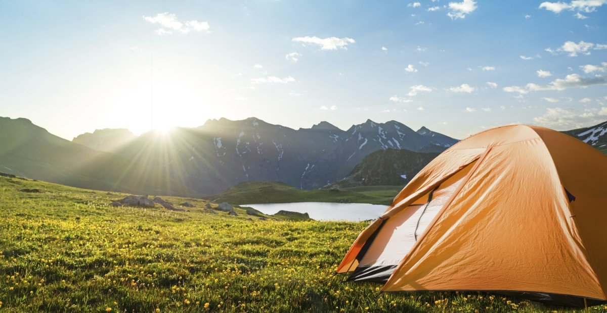 Туристическая палатка на природе