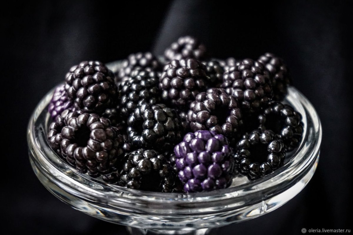 Ежевика и малина на белом фоне