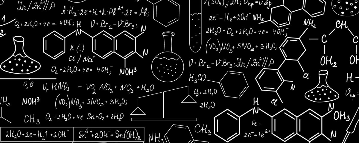 Лист бумаги с кучей химических формул фото