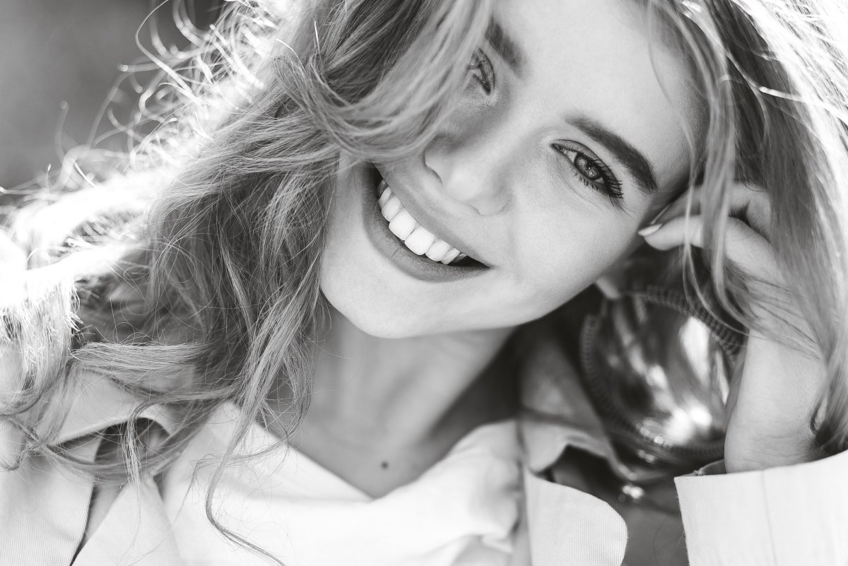 Девушка улыбается