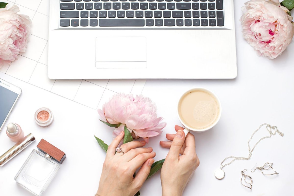 Ноутбук и пионы