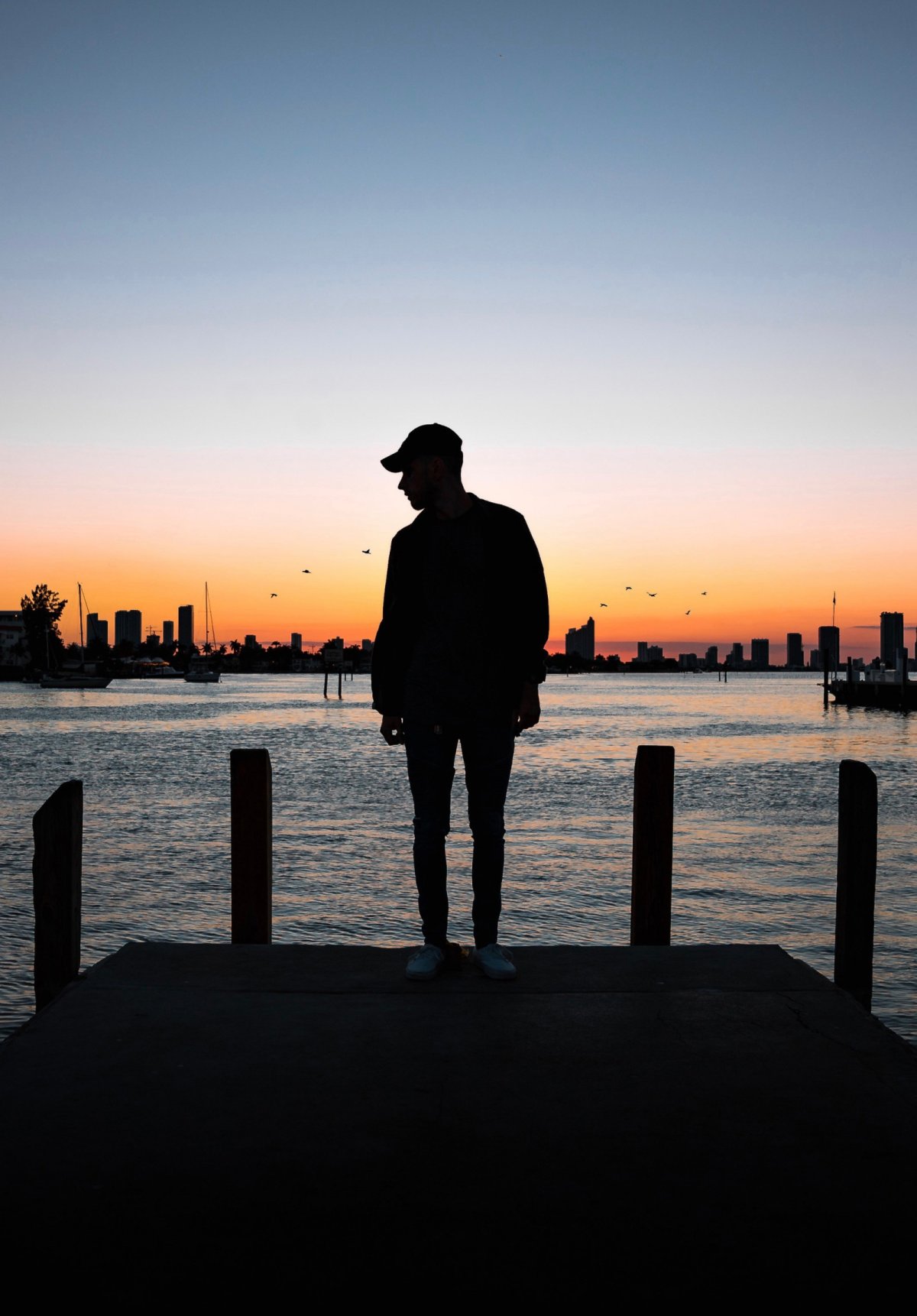 Парень на закате