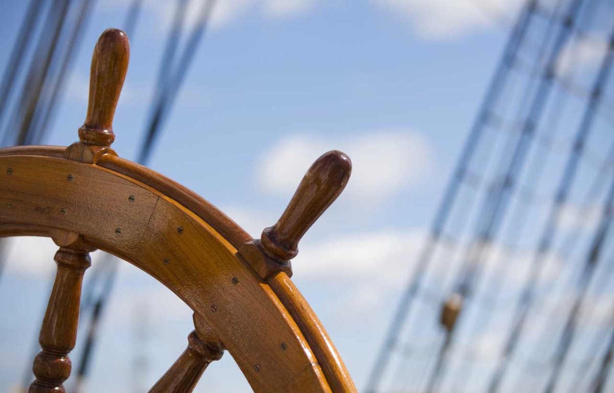 Руки на штурвале корабля