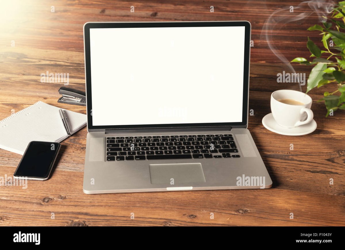 Ноутбук на столе для фотошопа