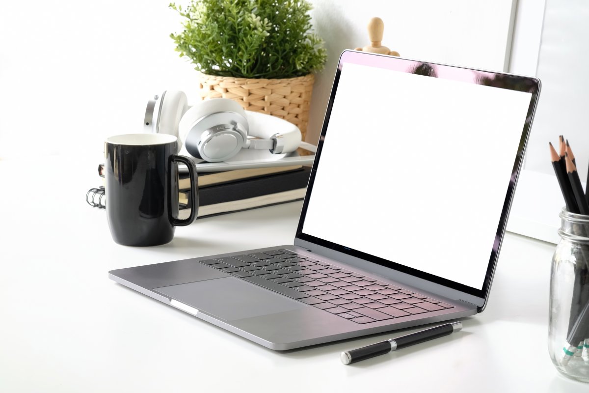 Красивый стол с ноутбуком