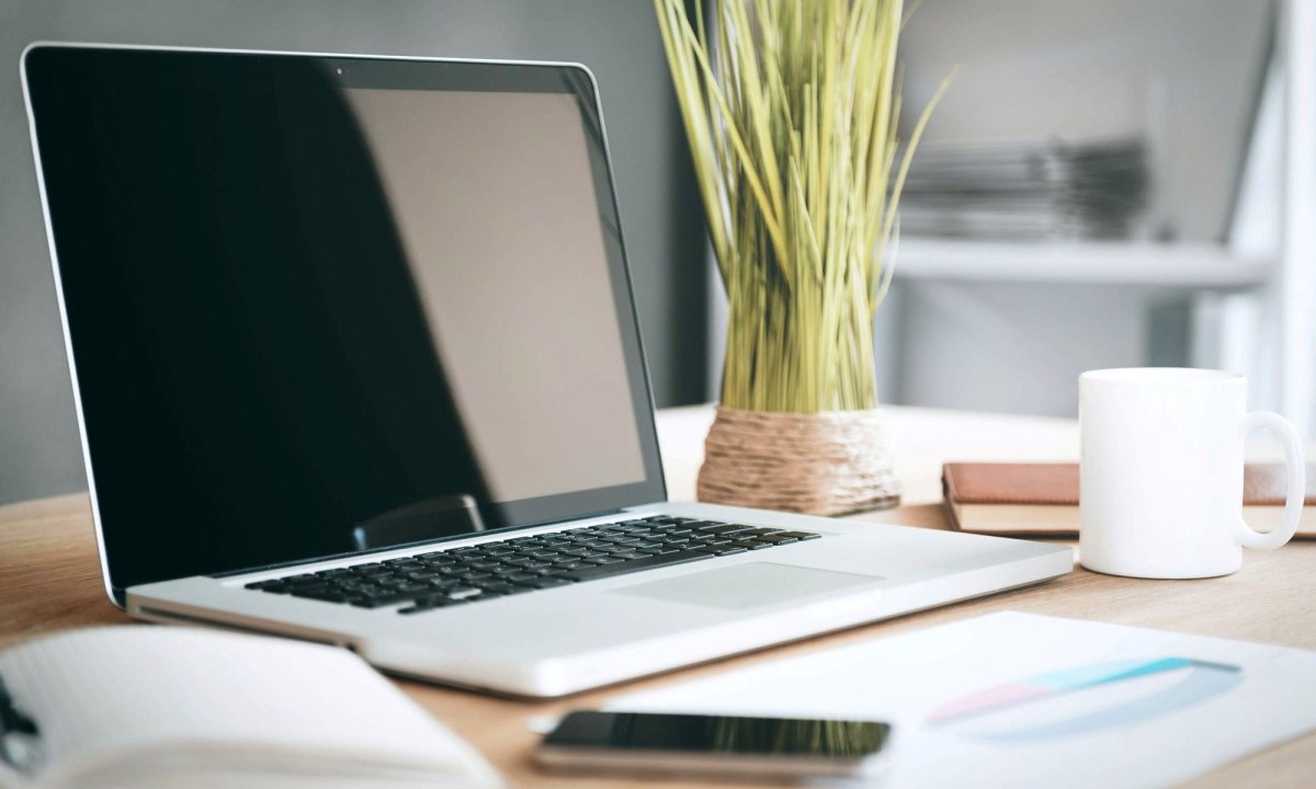 Рабочее место с ноутбуком