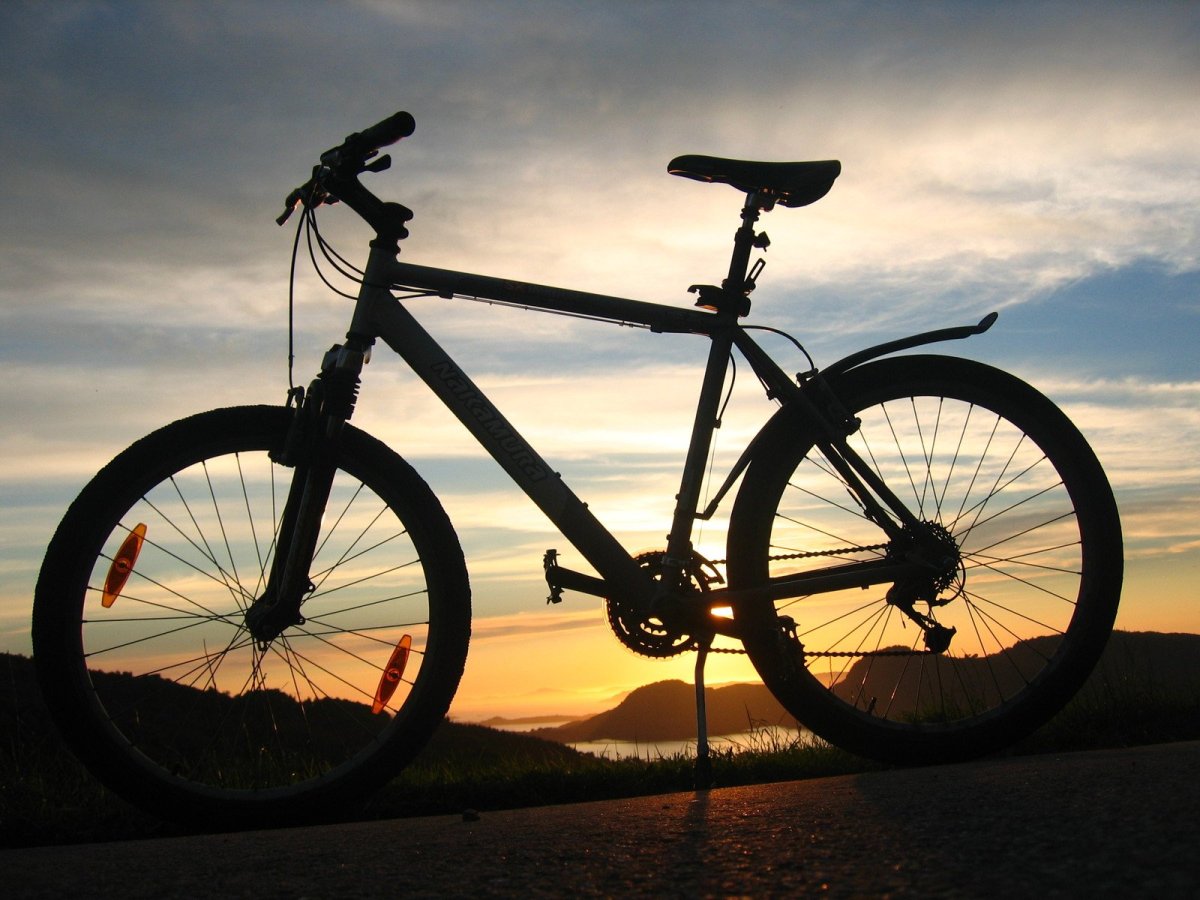 Велосипедист на голубом фоне