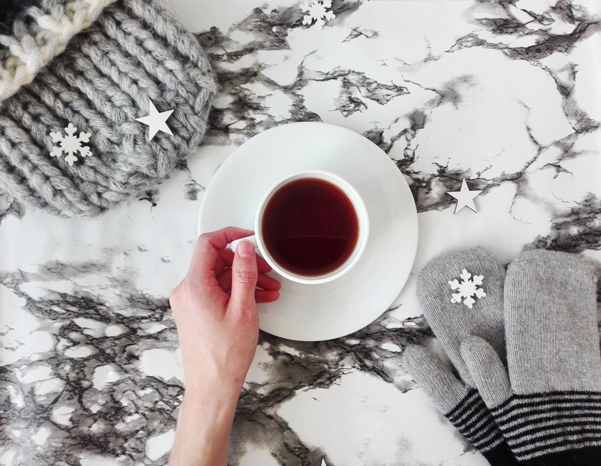 Чай на зимнем фоне
