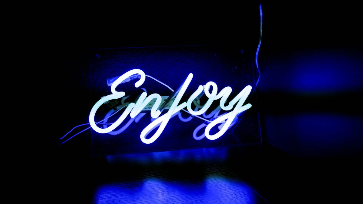 Голубая неоновая вывеска